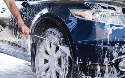 How Much Should You Tip a Mobile Car Wash in Miami?
